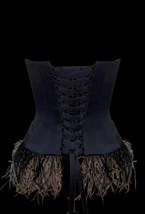 Атласный корсет с перьями - фото 119217