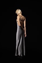 Серое платье комбинация с кожаными бретелями и открытой спиной - фото 120516