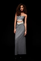 Классическая серая юбка миди в полоску - фото 120586