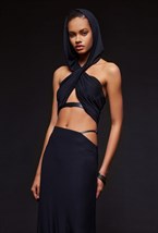 Черный трикотажный халтер-топ с капюшоном - фото 120618