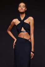 Черный трикотажный халтер-топ с капюшоном - фото 120619