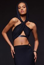 Черный трикотажный халтер-топ с капюшоном - фото 120623