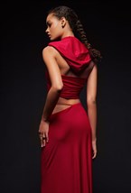 Красный трикотажный халтер-топ с капюшоном - фото 120633