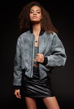 Анималистичный кожаный бомбер - фото 120659