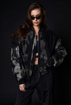 Черно-серый бомбер из вареного денима - фото 120775