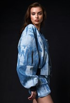 Голубой бомбер из вареного денима - фото 120777