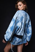 Голубой бомбер из вареного денима - фото 120779