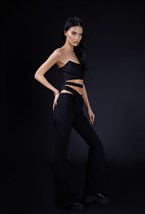 Черные джинсы клеш асимметричного кроя - фото 120918