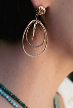 Stud earrings in the shape of a heart - фото 123230