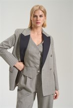 Двубортный жакет в полоску с контрастными лацканами - фото 125900