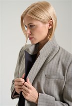 Двубортный жакет в полоску с контрастными лацканами - фото 125901