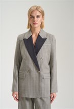 Двубортный жакет в полоску с контрастными лацканами - фото 125903