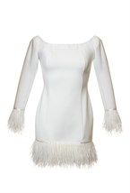 Платье с перьями со спущенным плечом - фото 129524