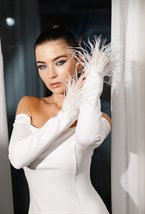 Платье с перьями со спущенным плечом - фото 129526