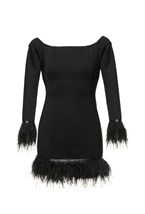 Платье с перьями со спущенным плечом - фото 129528