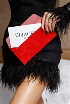 Платье с перьями со спущенным плечом - фото 129531