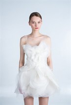 Платье белое из лепестков - фото 130305