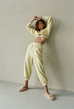 Костюм из трикотажа с джоггерами и коротким свитшотом - фото 132329