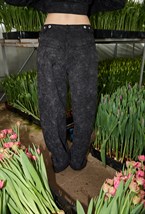 Джинсы O-шейп графитового цвета - фото 136675