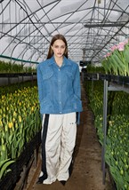 Рубашка с баской джинсовая синего цвета - фото 136683