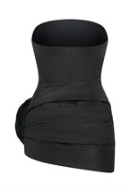 Черное мини-платье без бретелей с цветочным акцентом - фото 156493