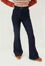 Джинсы клеш с высокой талией - фото 61442 Джинсы клеш с высокой талией - фото 61442