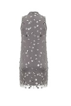 Платье из серебристого атласа с цветами из паеток на сетке - фото 61649