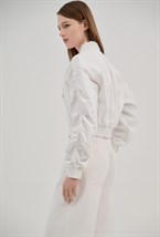 Жакет-бомбер укороченный из белой джинсы - фото 63389