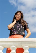 Блузка с короткими рукавами из вискозы с цветочным принтом - фото 71481