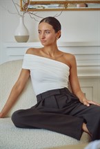 Асимметричный топ со сборками - фото 75656