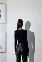 Лонгслив с подплечником - фото 76778