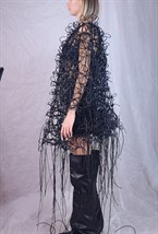 ПЛАТЬЕ ИЗ РЕЗИНОВЫХ ШНУРОВ - фото 84578