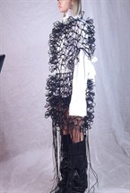 КЕЙП ИЗ РЕЗИНОВЫХ ШНУРОВ - фото 84592