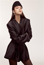 Укороченый жакет с акцентными плечами - фото 88710 Укороченый жакет с акцентными плечами - фото 88710