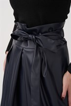 Юбка с бантом из экокожи - фото 89396