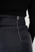 Юбка с бантом из экокожи - фото 89397