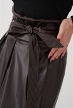 Юбка с бантом из экокожи - фото 89400