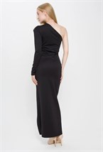 Платье на одно плечо с разрезом - фото 97451